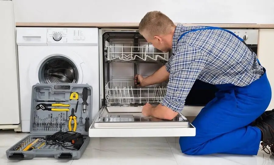 Şereflikoçhisar Vaillant servisi teknisyen ekibi beyaz eşya tamiri yaparken